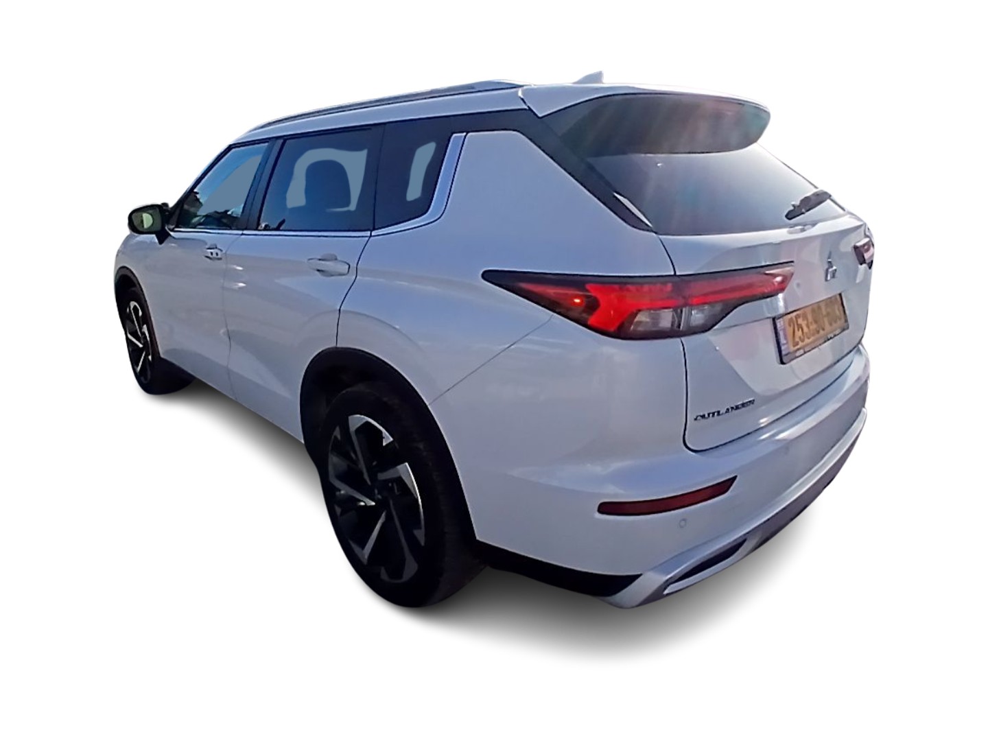 מיצובישי אאוטלנדר 2023