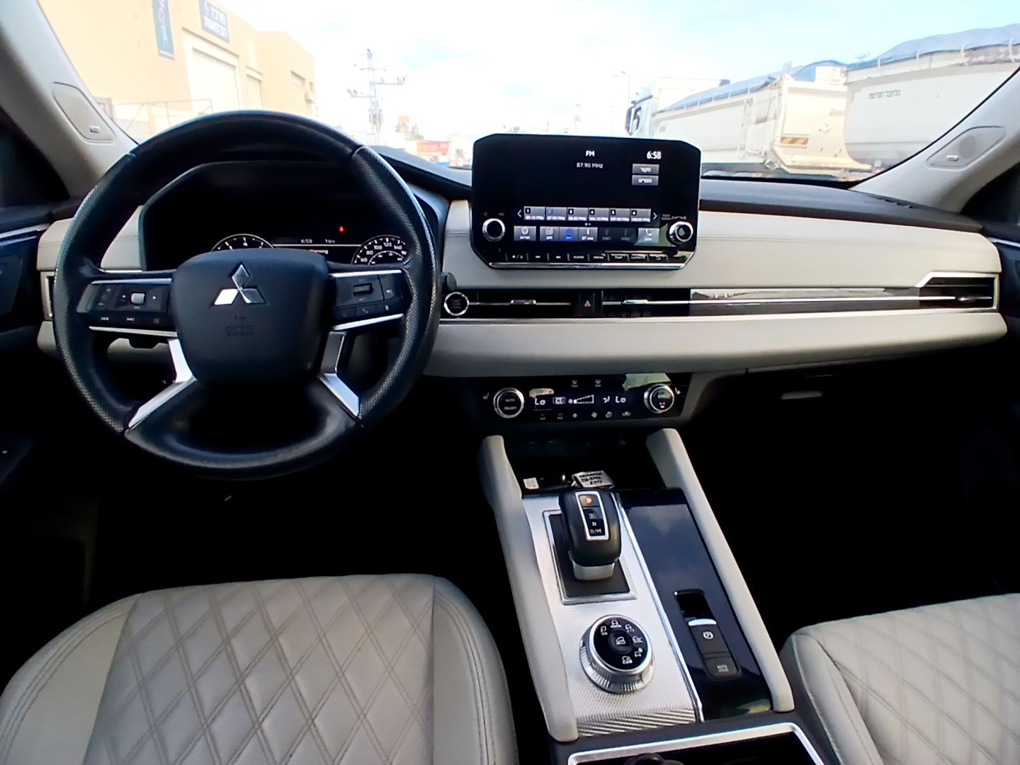 מיצובישי אאוטלנדר 2023